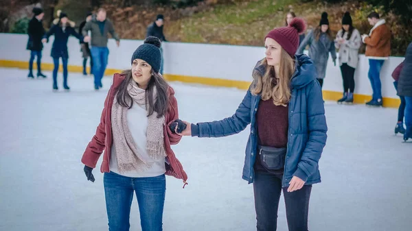 Las niñas se divierten mucho haciendo patinaje sobre hielo en el Parque Central de Nueva York - NUEVA YORK, EE.UU. - 4 DE DICIEMBRE DE 2018 — Foto de Stock