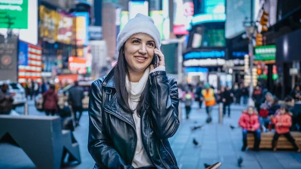 Young Turkish girl on a vacation trip to New York - NEW YORK, USA - DECEMBER 4, 2018 — Stock Photo, Image