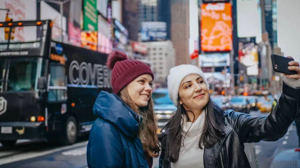 Two friends enjoy their vacation trip to New York - NEW YORK, USA - DECEMBER 4, 2018 — Stock Photo, Image