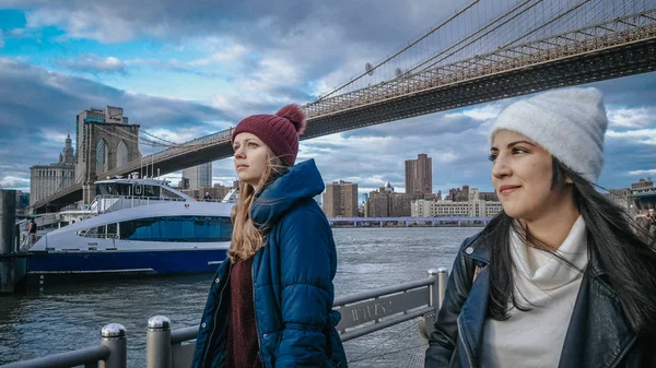İki arkadaş New York'a seyahat gezi - New York, ABD - Brooklyn köprüsünde için 4 Aralık 2018 — Stok fotoğraf