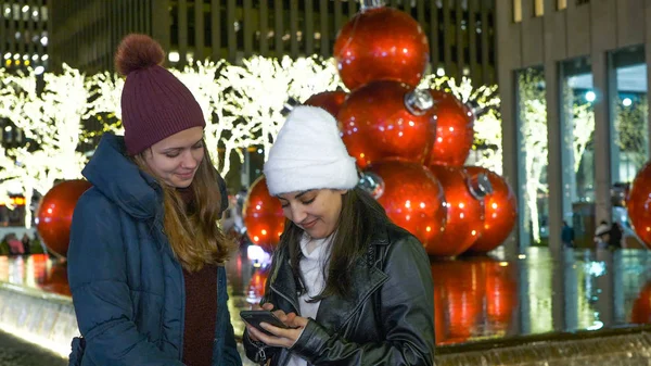 Two girls visit New York at wonderful Christmas time - NEW YORK, USA - DECEMBER 4, 2018 — Stock Photo, Image