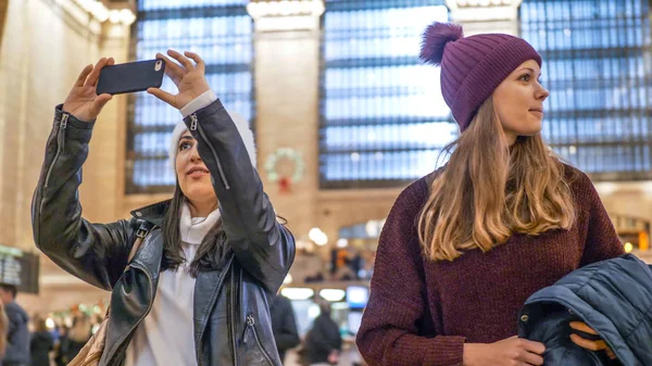 Mujeres jóvenes visitan la estación Grand Central de Nueva York - NUEVA YORK, EE.UU. - 4 DE DICIEMBRE DE 2018 — Foto de Stock
