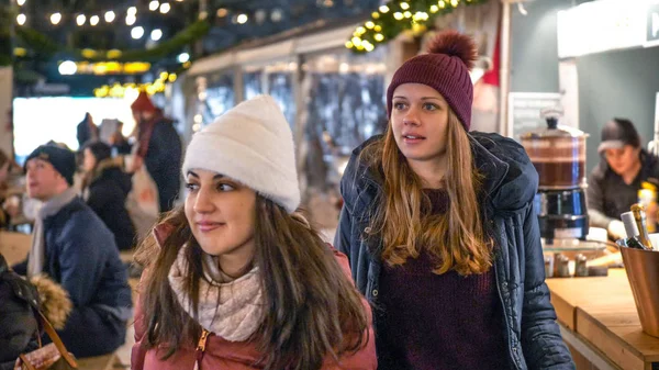 Young woman looks for presents on a Christmas market - NEW YORK, USA - DECEMBER 4, 2018 — Stock Photo, Image