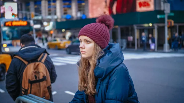 Hermosa chica en las calles de la ciudad de Nueva York - NUEVA YORK, EE.UU. - 4 DE DICIEMBRE DE 2018 — Foto de Stock