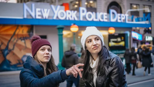 Dois amigos na Times Square aproveitam sua viagem de férias a Nova York - NOVA IORQUE, EUA - 4 DE DEZEMBRO DE 2018 — Fotografia de Stock