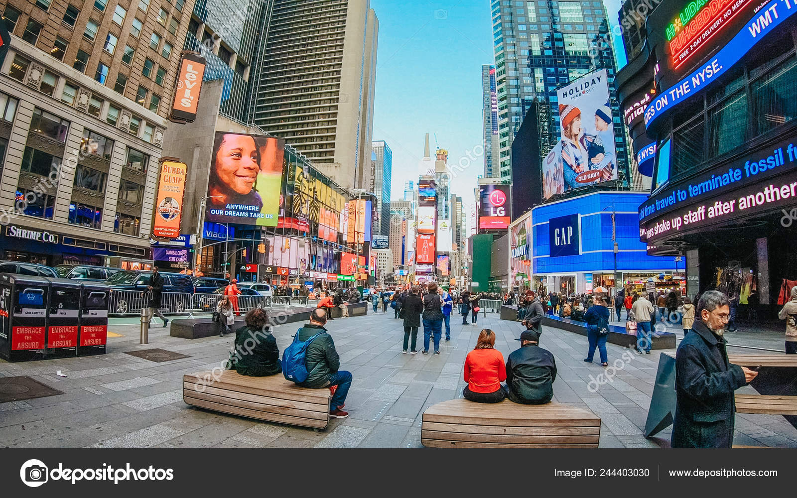 著名时代广场在曼哈顿纽约广角视图-新—— 库存社论照片© 4kclips #244403030