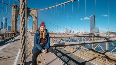Brooklyn Köprüsü'nün New York, güneşli bir günde - New York rahatlatıcı -