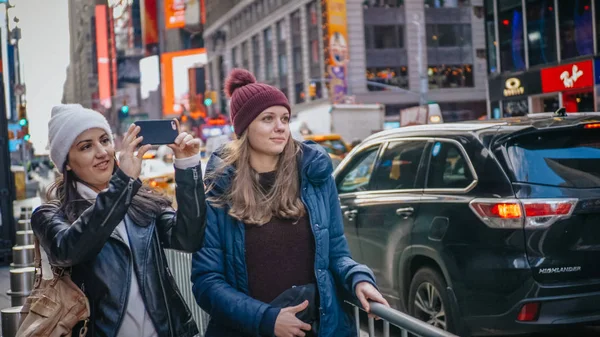Два друга наслаждаются поездкой на отдых в Нью-Йорк - Нью-Йорк, США - 4 декабря 2018 года — стоковое фото