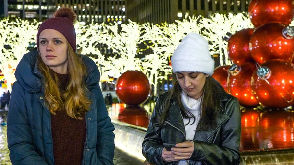 Due ragazze visitano New York in un meraviglioso periodo natalizio - NEW YORK, USA - 4 DICEMBRE 2018 — Foto Stock