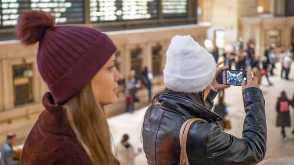 Young women visit Grand Central station New York - NEW YORK, USA - DECEMBER 4, 2018 — Stock Photo, Image