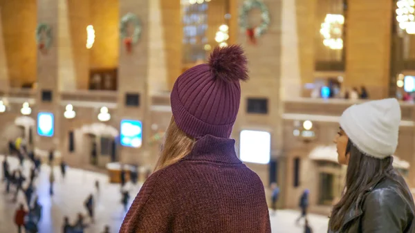 Mujeres jóvenes en la estación Grand Central de Nueva York - NUEVA YORK, EE.UU. - 4 DE DICIEMBRE DE 2018 — Foto de Stock