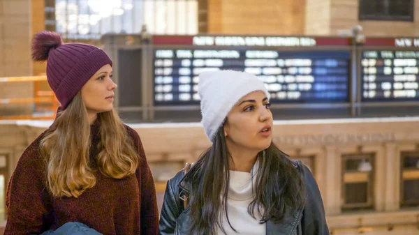 Unga kvinnor besöka Grand Central station New York - New York, Usa - 4 December 2018 — Stockfoto