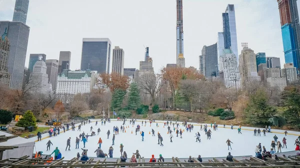 Berühmte Eisbahn am Central Park zur Weihnachtszeit - New York, USA - 4. Dezember 2018 — Stockfoto