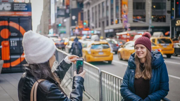 Due amici si godono il loro viaggio di vacanza a New York - NEW YORK, USA - 4 DICEMBRE 2018 — Foto Stock