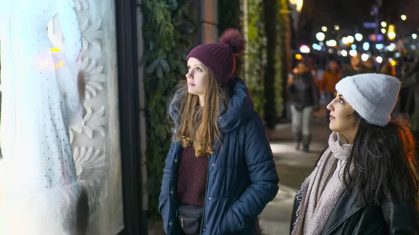 Due ragazze in viaggio per lo shopping a New York camminano lungo le vetrine dei negozi - NEW YORK, USA - 4 DICEMBRE 2018 — Foto Stock