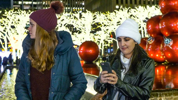 Dvě dívky navštívit New York na nádherný vánoční čas - New York, Usa - 4. prosince 2018 — Stock fotografie