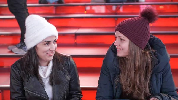 Duas meninas na Times Square de noite sentam-se nos famosos degraus vermelhos - NOVA IORQUE, EUA - 4 DE DEZEMBRO DE 2018 — Fotografia de Stock