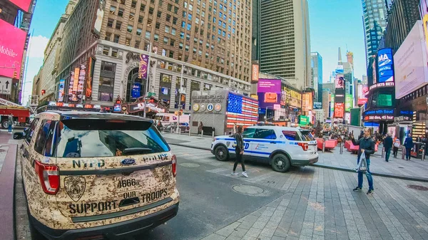 Caminhando por Times Square em Manhattan Nova York - NOVA IORQUE - U — Fotografia de Stock
