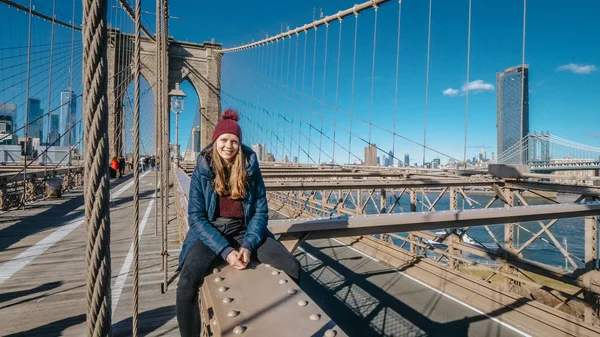 Walking over Brooklyn Bridge New York - NEW YORK, USA - DECEMBE — Stock Photo, Image