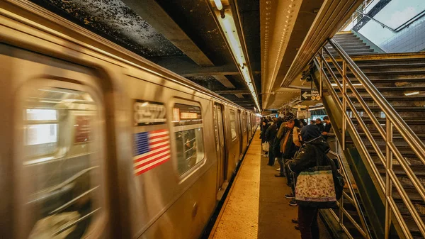 Платформа нью-йоркского метро - НЬЮ-ЙОРК, США - DECEM4, 2018 — стоковое фото
