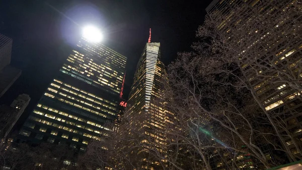 Башта Банку Америки в Манхеттен вночі - Нью-Йорк, США - D — стокове фото