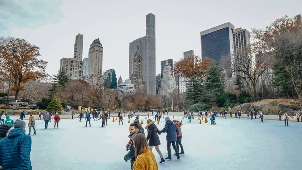 Eisbahn am Central Park New York - New York, USA - 4. Dezember, — Stockfoto