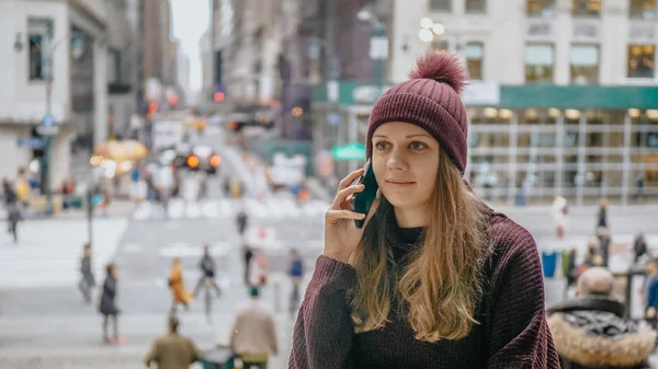 Ragazza al telefono a Manhattan - NEW YORK, USA - 4, 20 DICEMBRE — Foto Stock