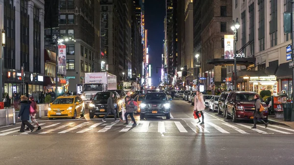 Cruce de la calle en Nueva York por la noche vista típica de Manhattan — Foto de Stock