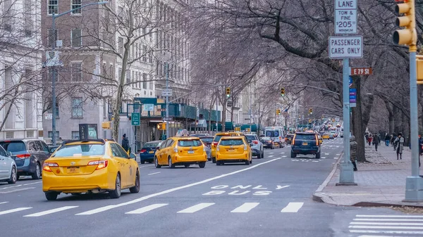 Typowy widok na ulicę w Nowym Jorku z żółtych taksówek - Nowy Jork - nas — Zdjęcie stockowe