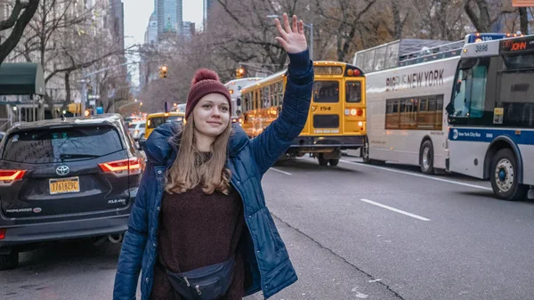Młoda kobieta w Nowym Jorku wywołuje taksówkę - Nowy Jork, Usa - Dece — Zdjęcie stockowe