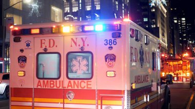 New York - New York, ABD - Aralık ayında acil ambulans araba 