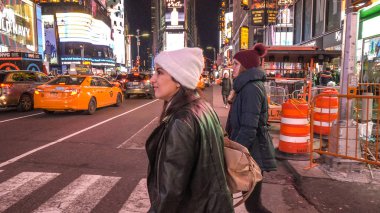 Times Square Manhattan adlı gece - New York, ABD yürüyüş -