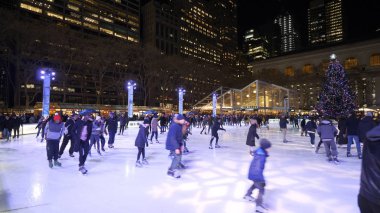 Bryant Park Manhattan büyük buz pistinde gece - New York, ABD