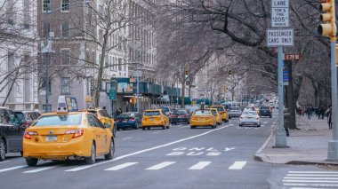 Tipik sokak bize New York'ta sarı taksileri - New York - ile göster