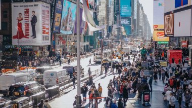 Times Square Manhattan adlı kalabalık meşgul bir yer - New York, ABD - 