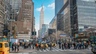 Manhattan'daki Empire State Buildin üzerinde manzaralı köşe