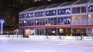 Bryant Park Manhattan büyük buz pistinde gece - New York, ABD