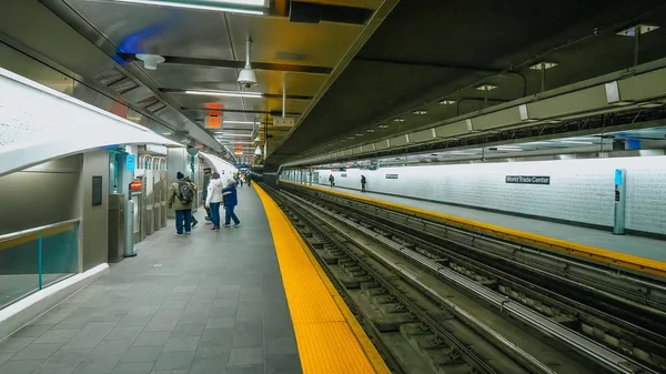 Comboio que sai da estação de metro World Trade Center em Manhattan - N — Fotografia de Stock