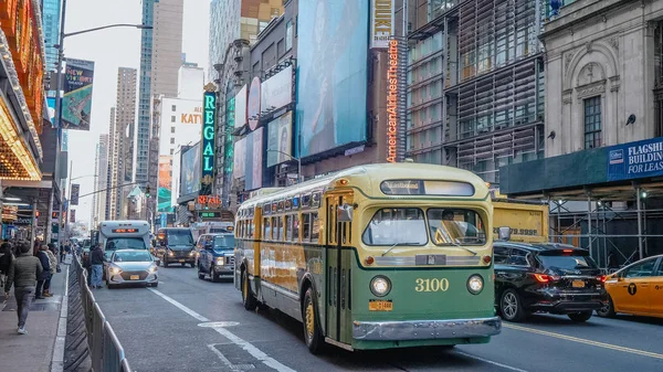 Ônibus antigo na rua 42 Manhattan - NOVA IORQUE, EUA - 4 DE DEZEMBRO , — Fotografia de Stock