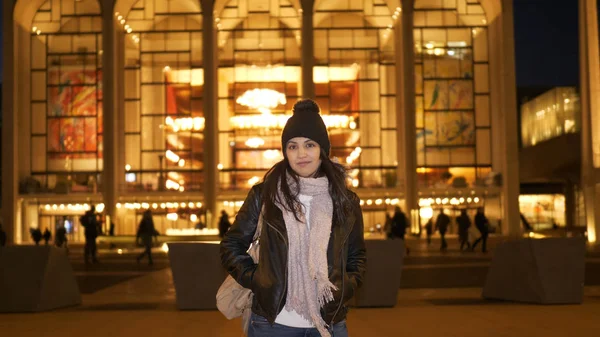 Jovem mulher no Lincoln Center Nova York fica na frente do Me — Fotografia de Stock