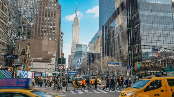 Canto de rua em Manhattan com vista sobre Empire State Buildin — Fotografia de Stock