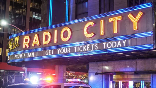 Radio City Music Hall en Nueva York por la noche - NUEVA YORK, EE.UU. - DE —  Fotos de Stock