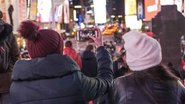Vista su Times Square dai gradini rossi di Padre Duffy - NEW YORK — Foto Stock