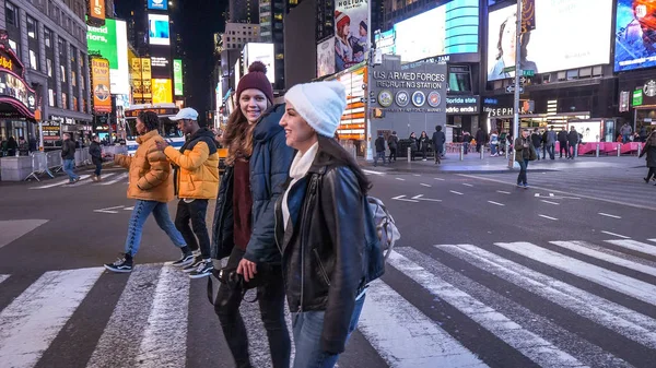 Wandelen op Times Square in Manhattan bij nacht - New York, Verenigde Staten - — Stockfoto
