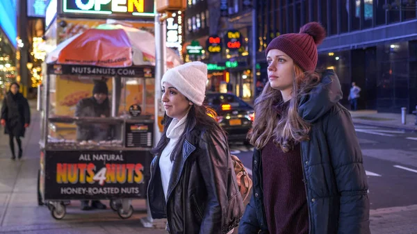 Passeggiata notturna a Broadway New York e Times Square - NEW YORK  - — Foto Stock