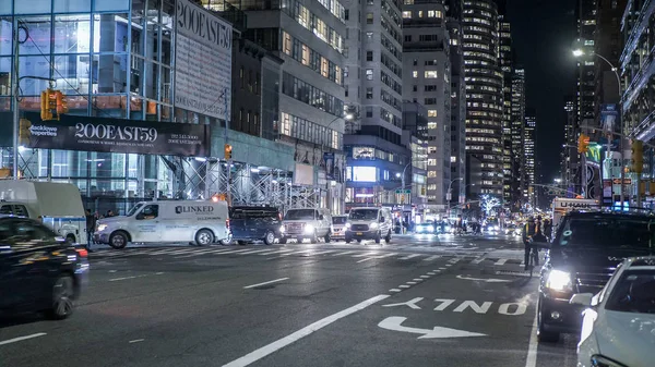 Nova Iorque vista de rua à noite - NOVA IORQUE, EUA - 4 DE DEZEMBRO, 201 — Fotografia de Stock