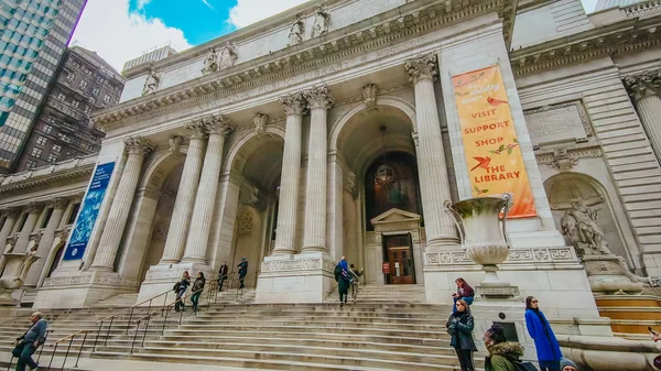 Публичная библиотека на Манхэттене, Нью-Йорк - НЬЮ-ЙОРК, США - DECEMA — стоковое фото