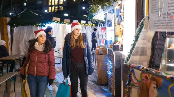 Deux filles marchent sur un marché de Noël à New York - NEW YORK  - — Photo