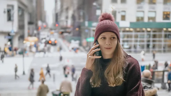 Girl on the phone at Manhattan - NEW YORK, USA - DECEMBER 4, 20 — Stock Photo, Image