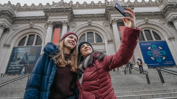 Los Visitantes Nueva York Toman Una Selfie Museo Metropolitano Nueva — Foto de Stock